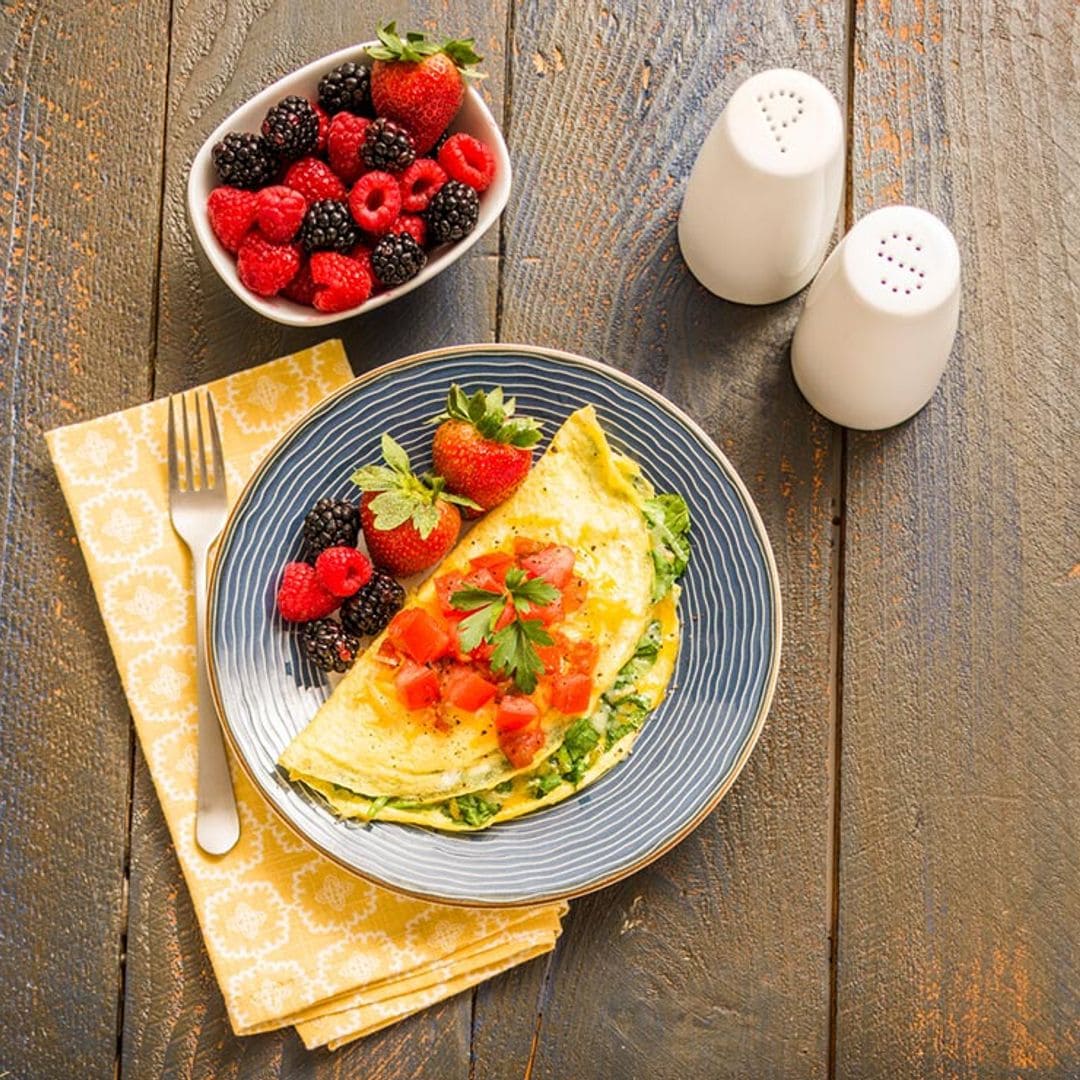 Tortilla saludable de hierbas aromáticas con tomate