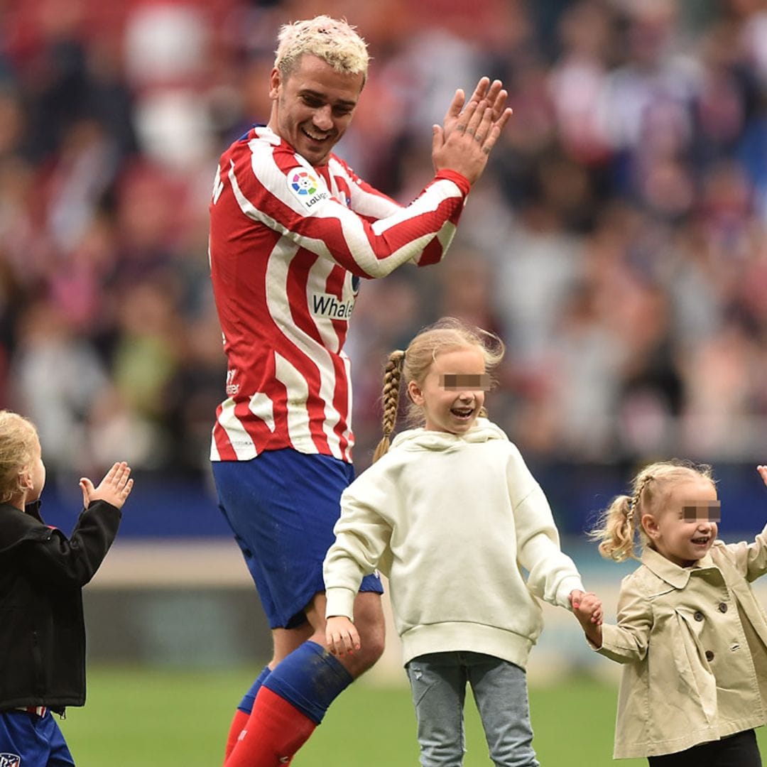 Antoine Griezmann salta con sus hijos al campo tras recibir 'el perdón' de la afición del Atlético de Madrid