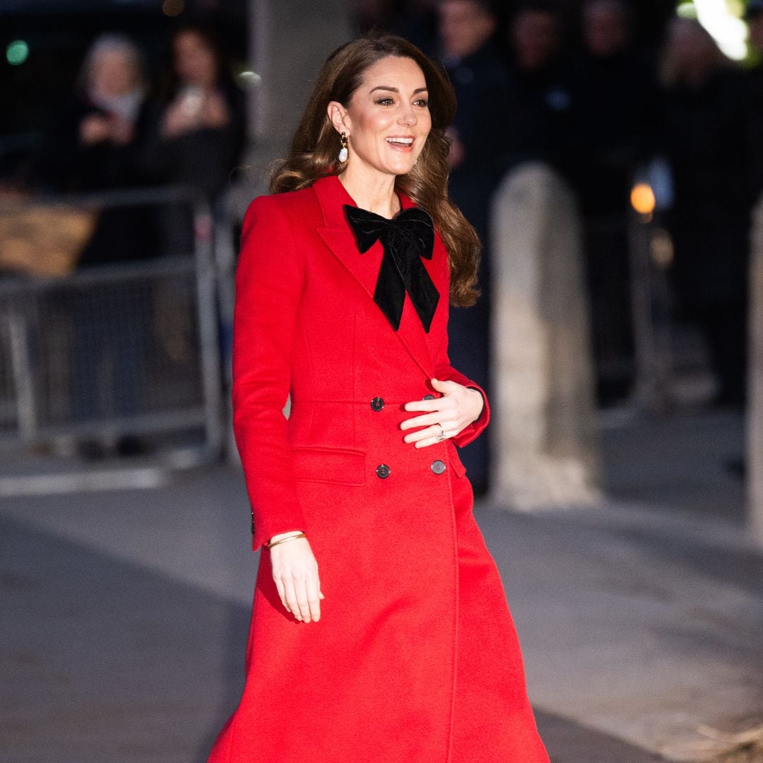 El sofisticado look de la princesa de Gales en su velada familiar: abrigo rojo, lazada de terciopelo y botas en ante