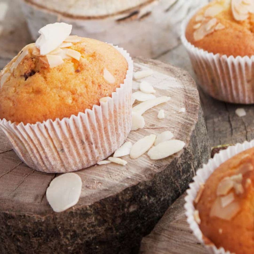 Magdalenas de nata con almendras