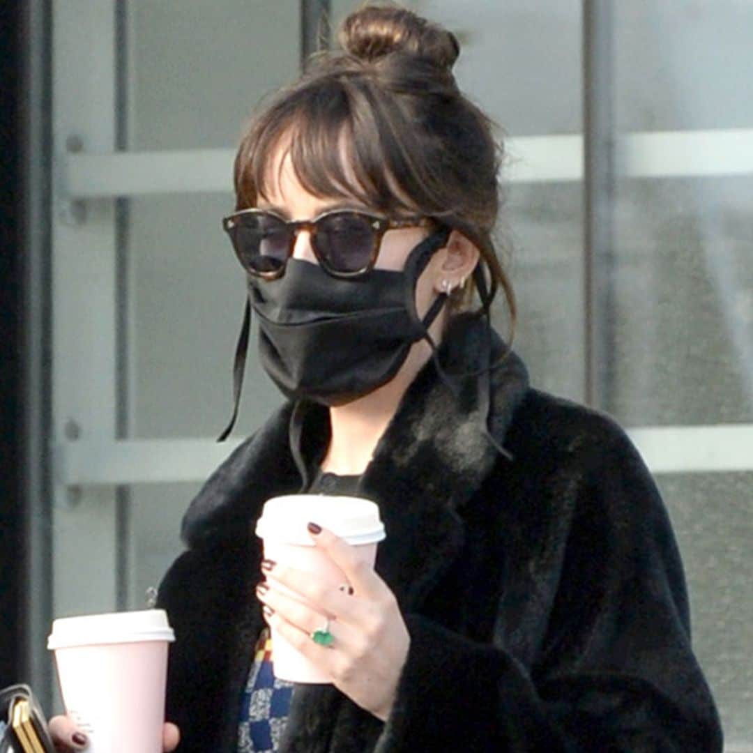 Dakota Johnson y el fabuloso anillo que ha despertado los rumores de compromiso con Chris Martin