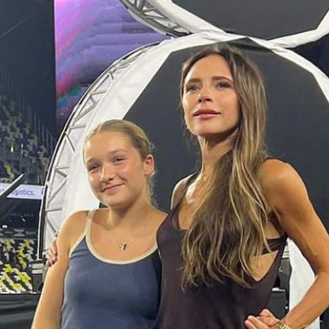 Victoria Beckham, la más elegante sobre la cancha de fútbol con su pantalón ancho favorito