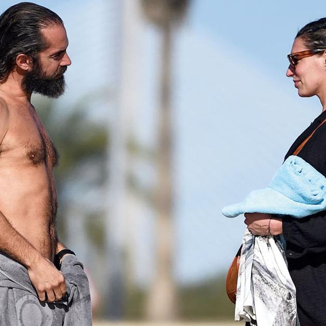 Las sorprendentes imágenes del baño de Eugenia Osborne y su novio en la playa, en pleno invierno