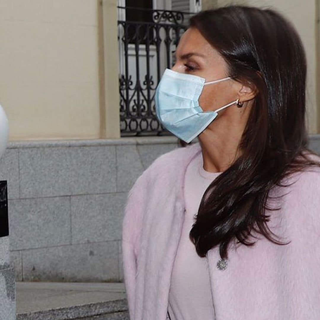 El acertado look de trabajo de doña Letizia: abrigo de pelo y falda plisada con truco