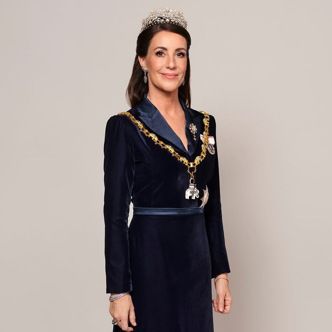 El look de Marie de Dinamarca en sus nuevos retratos oficiales: vestido de terciopelo y la tiara de su boda