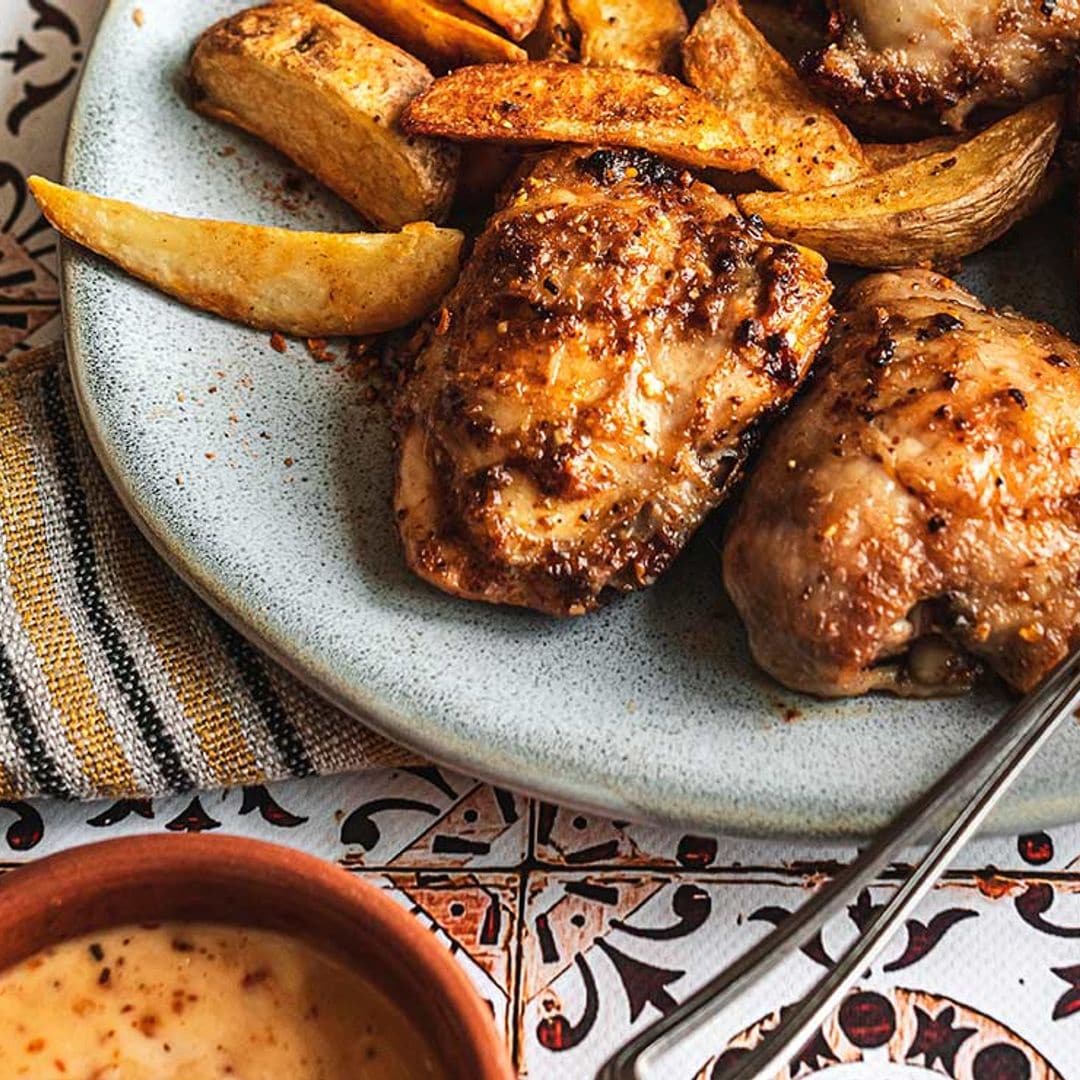 Pollo especiado con salsa peri peri y patatas gajo