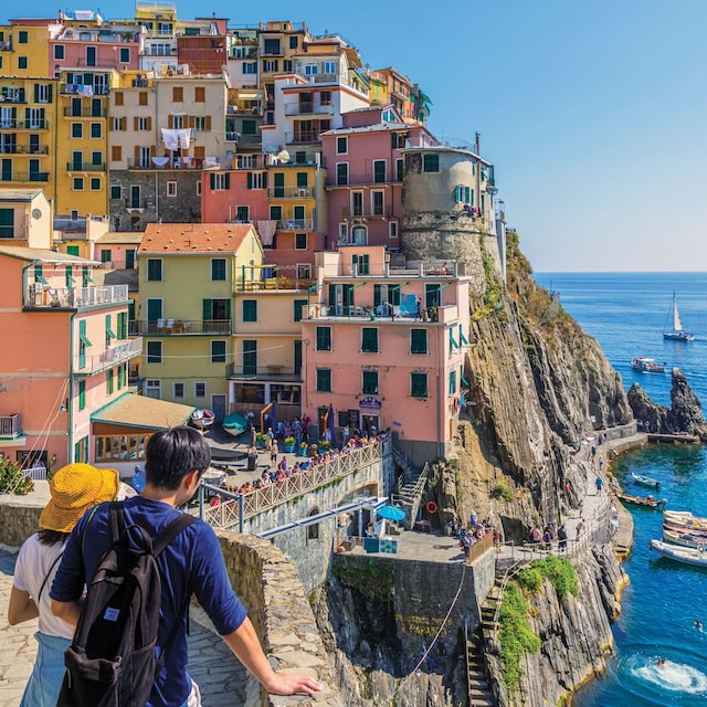 Pareja contemplando Manarola, en Cinque Terre