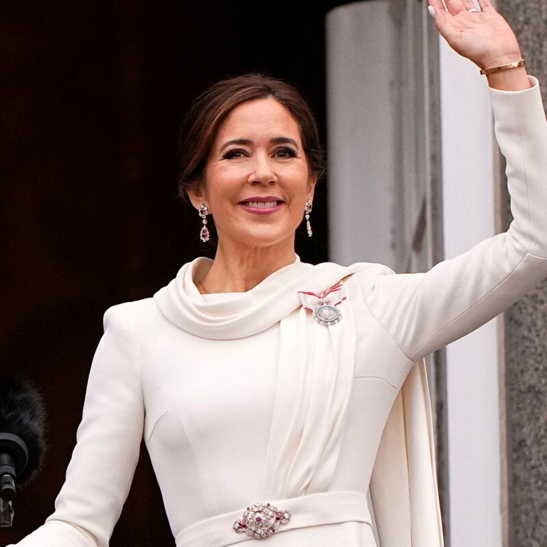 Recordamos el impresionante primer look de Mary de Dinamarca como reina, de blanco y con joyas de rubíes