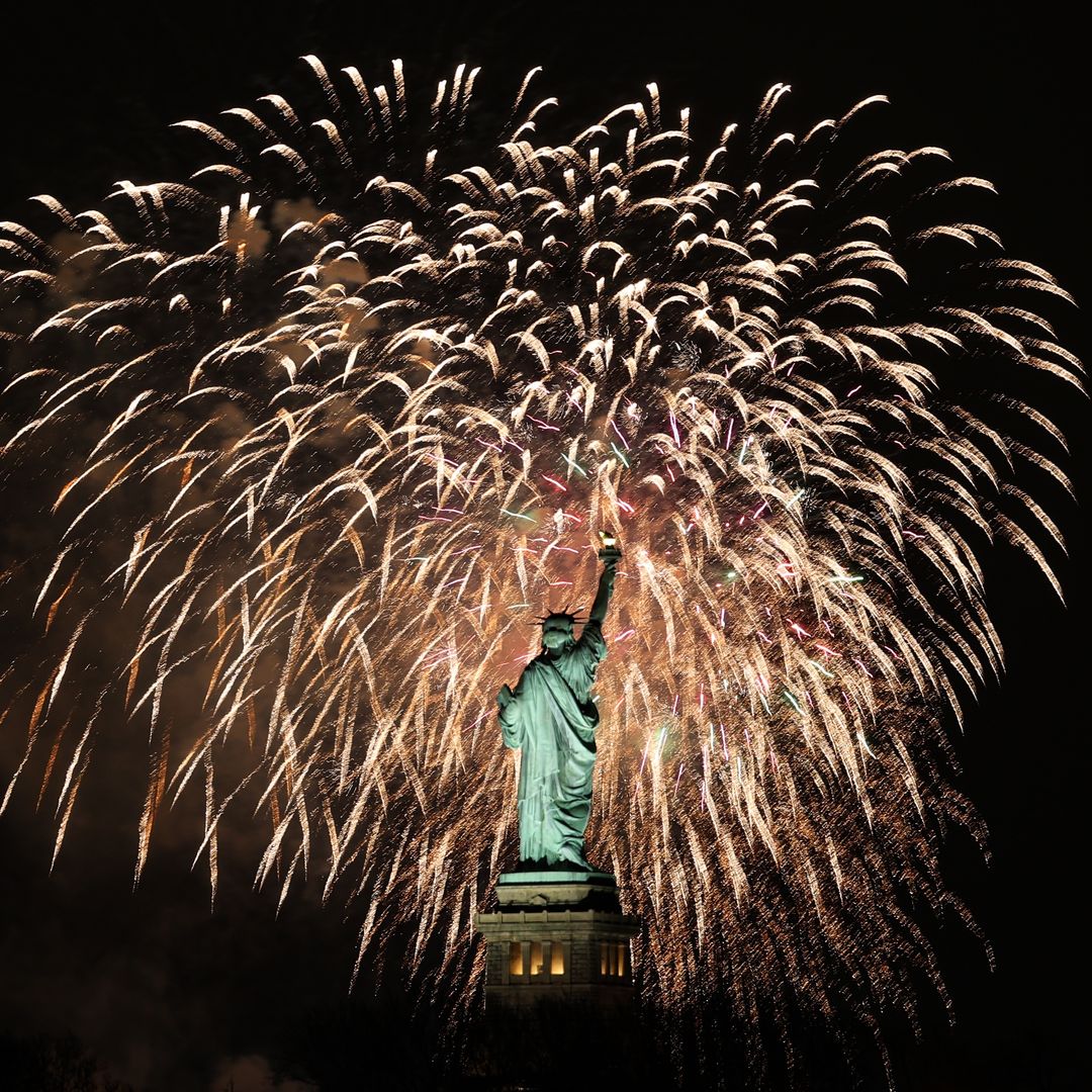 Fuegos artificiales y Estatua de la Libertad en las celebraciones del nuevo año, Nueva York