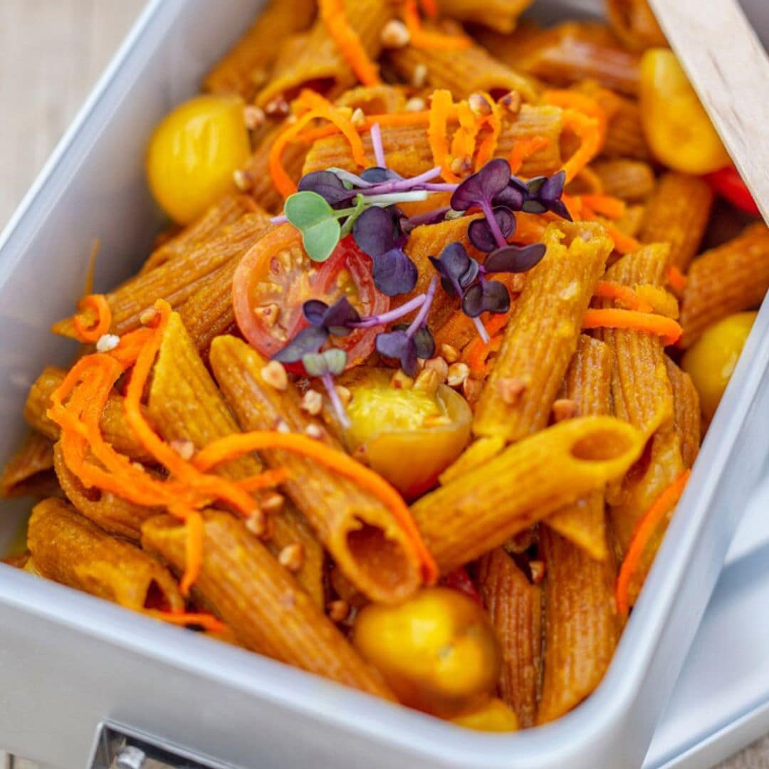 Pasta de lentejas naranjas con zanahoria, tomate y cacahuetes