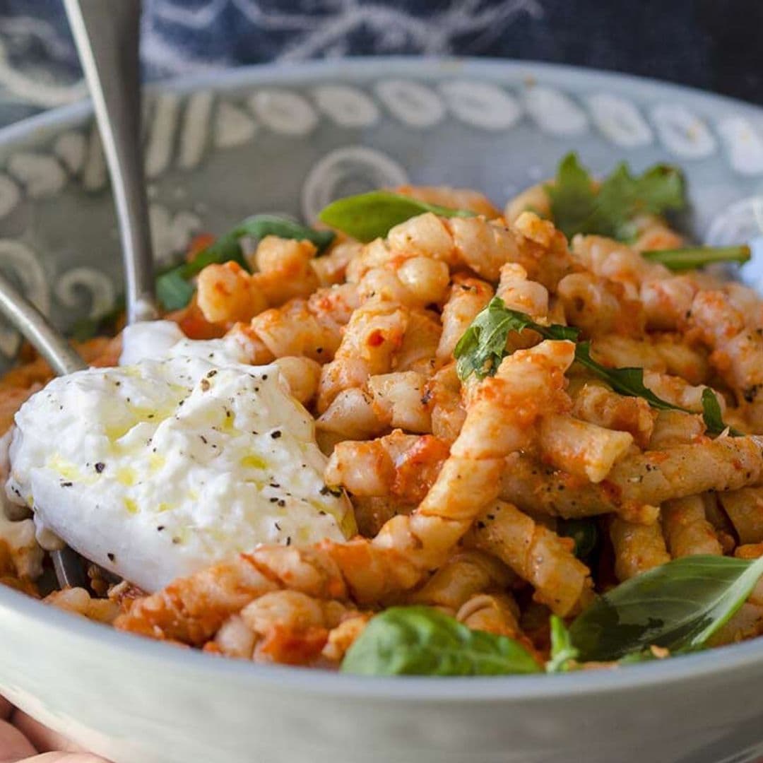 'Busiate' al pesto de pimiento rojo con burrata