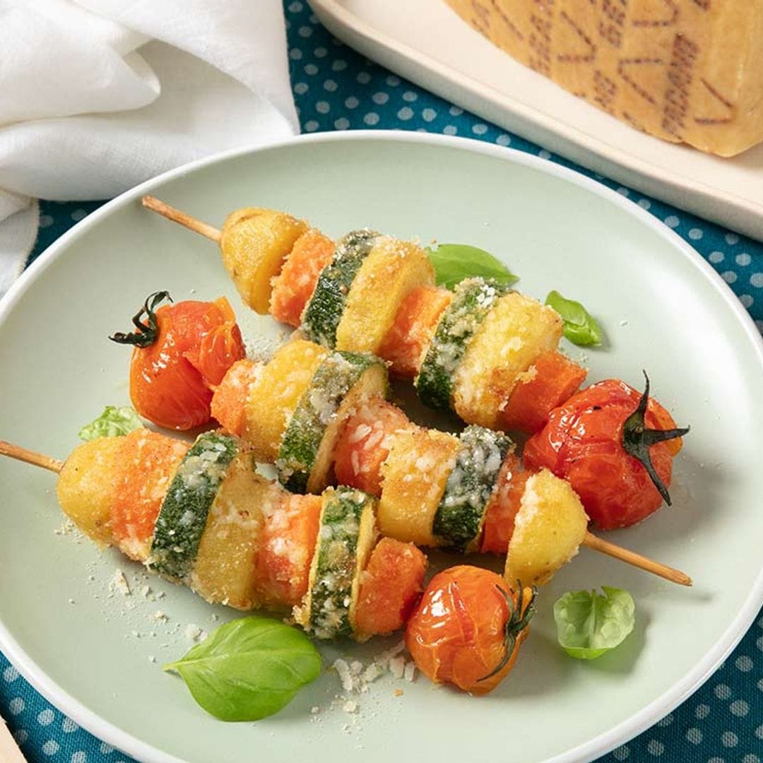 Brochetas gratinadas al horno con verduras, patatas y queso Grana Padano