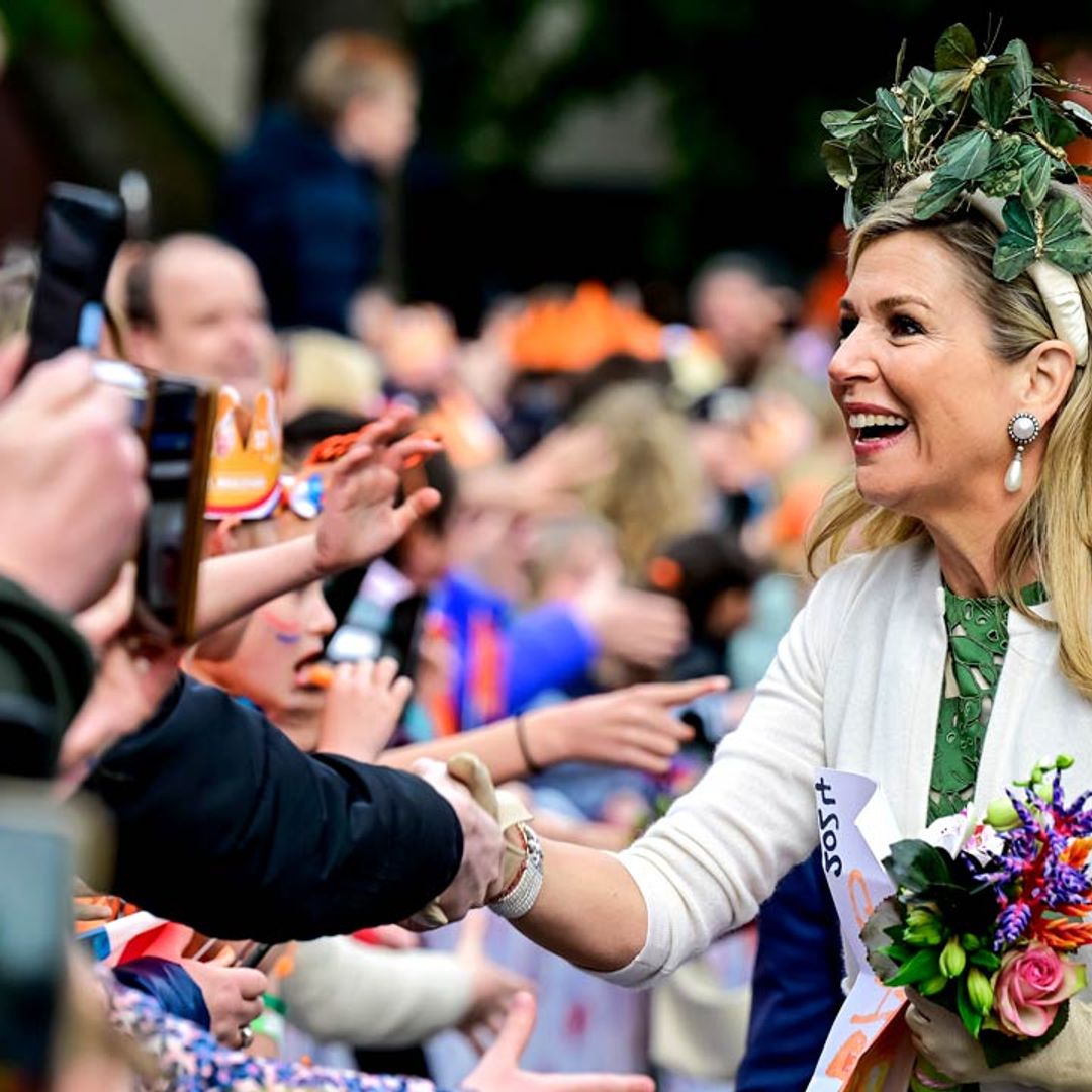 La reina Máxima sorprende con un vestido verde bosque y un espectacular tocado de mariposas