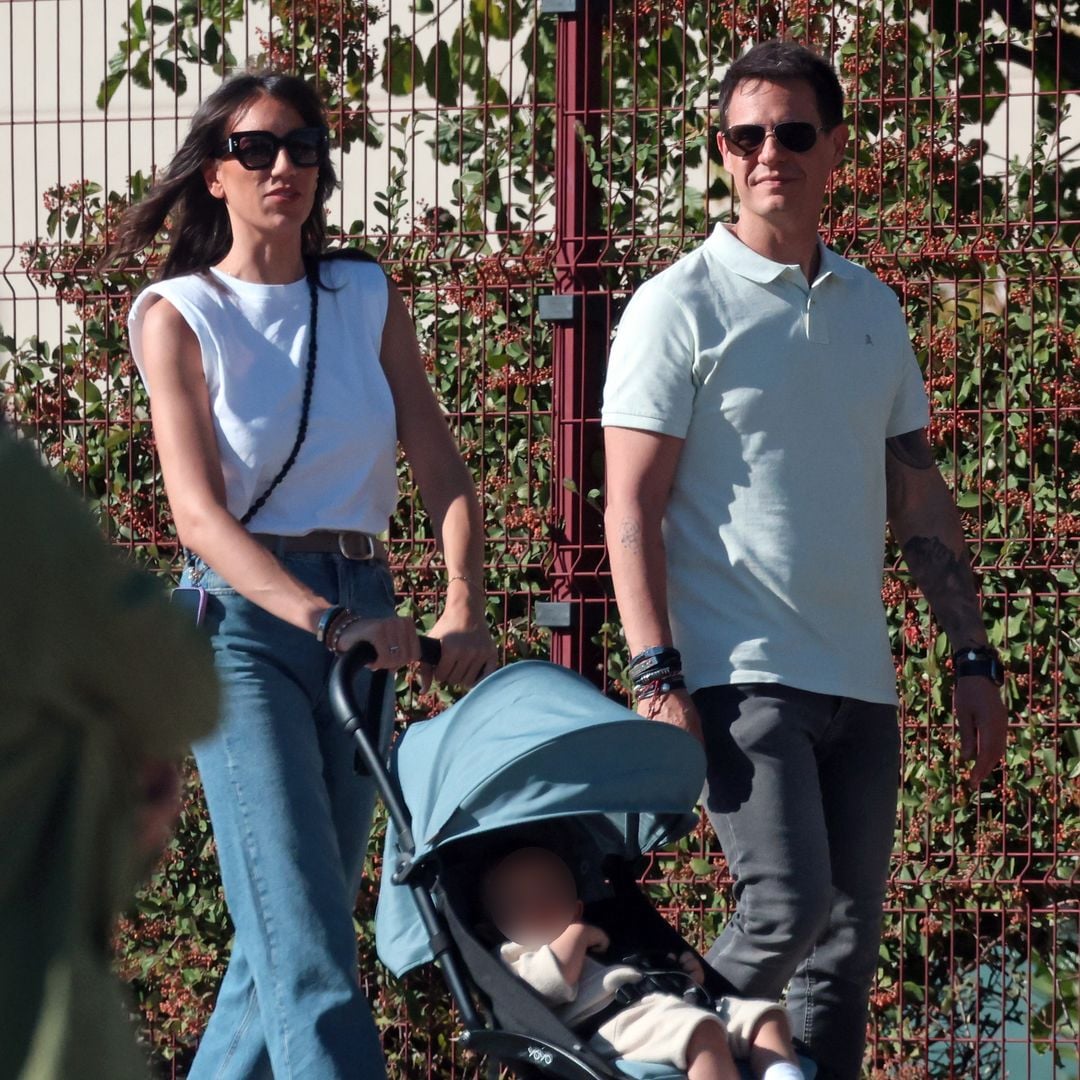 Christian Gálvez y Patricia Pardo pasean junto a su hijo Luca, a 1 de octubre de 2024, en Madrid 