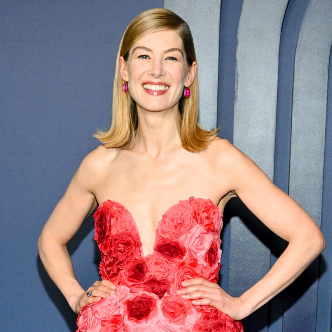 Rosamund Pike se quita la 'máscara' tras su comentado look en los Globos de Oro