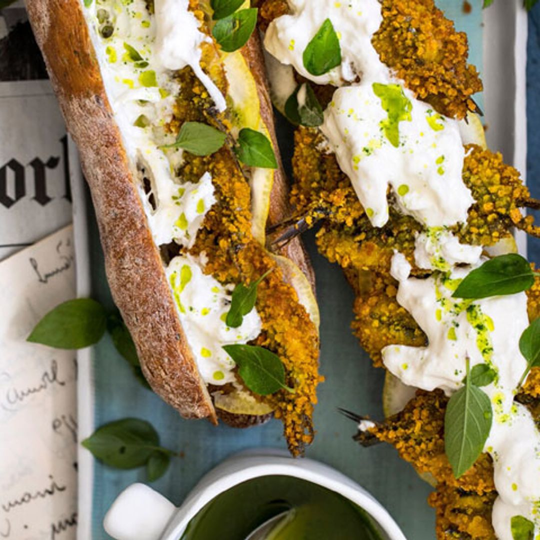 Bocadillo de sardinas empanadas con burrata y aceite de lima