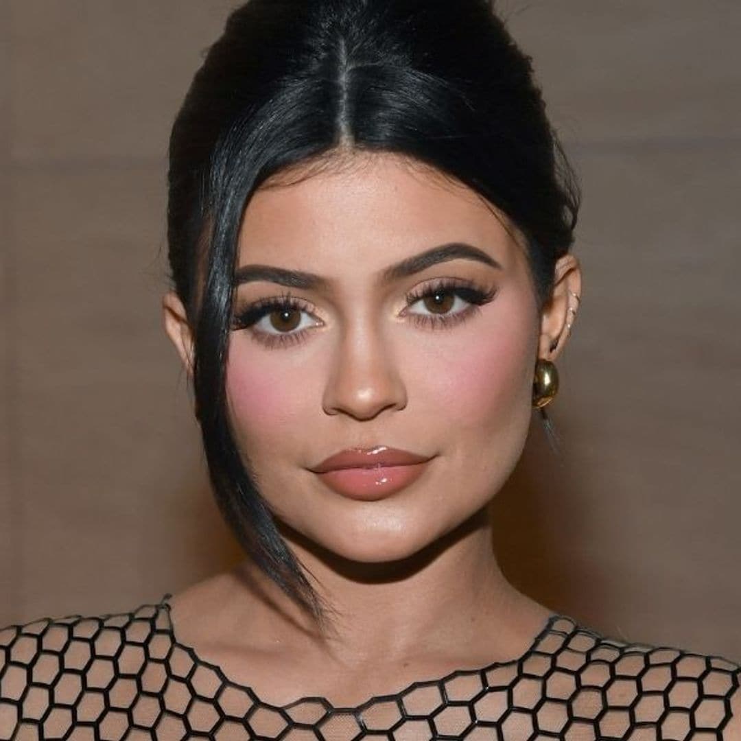 kylie jenner nacimiento hijo collar