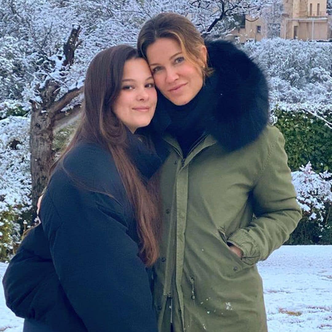 Jaydy Michel y su hija, Manuela Sanz, se derriten al ver la 'primera vez' en la nieve del pequeño Leo