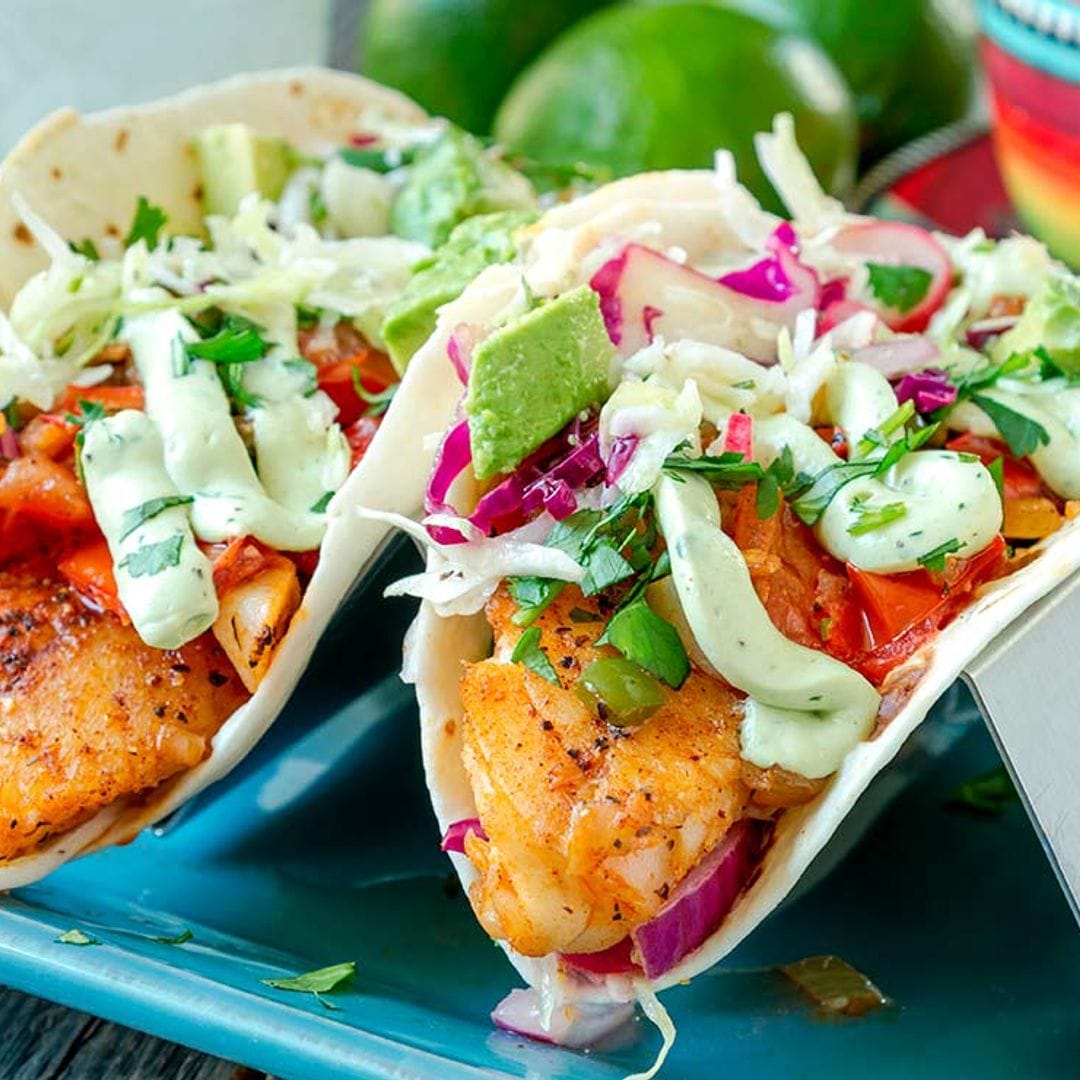 Tacos de bacalao marinado con mayonesa de cilantro