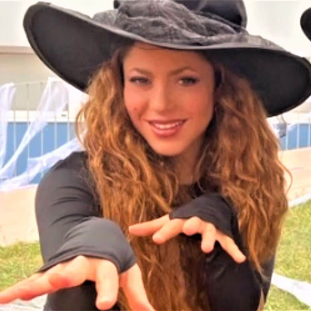 Shakira se viste de bruja para ir al cole de Milán y se pica con Piqué por el 'genial' disfraz del futbolista