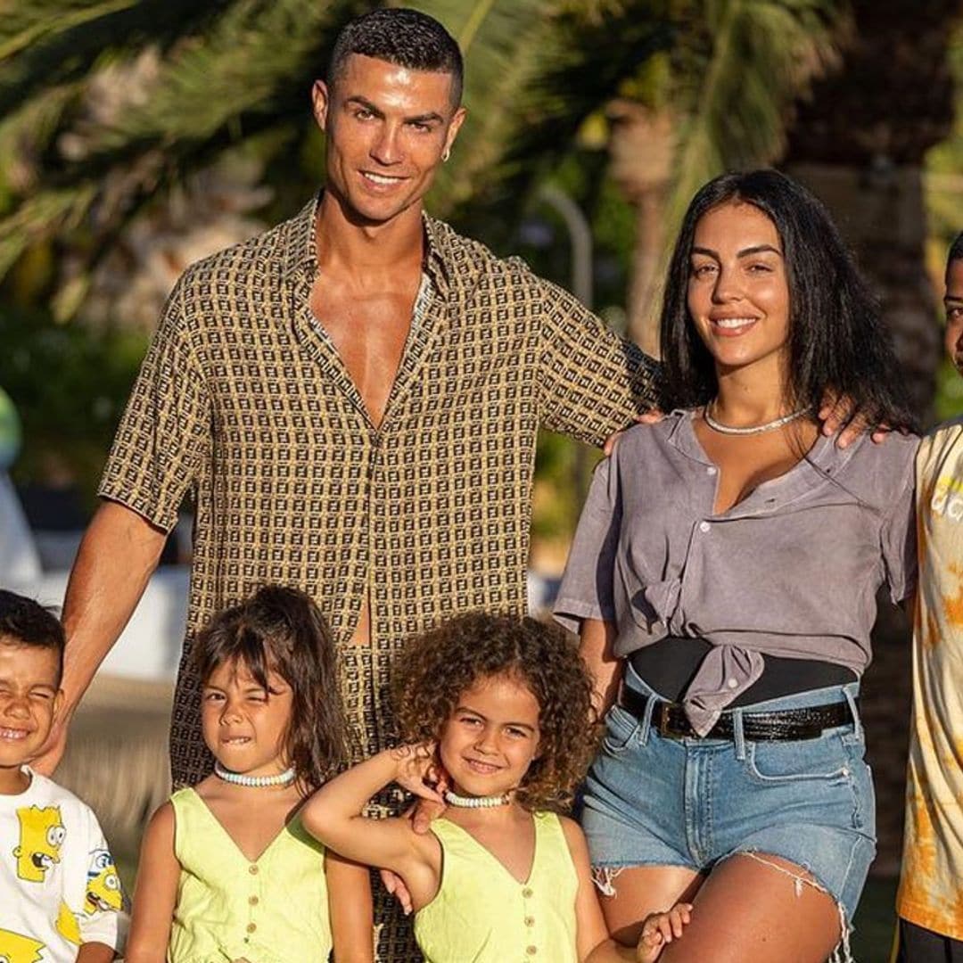 Risas, chapuzones en el mar... Cristiano y Georgina se refugian en su familia en su verano más difícil