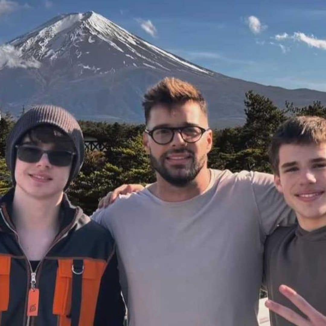 Nuevas postales de Ricky Martin y sus hijos desde el imponente Monte Fuji en Japón