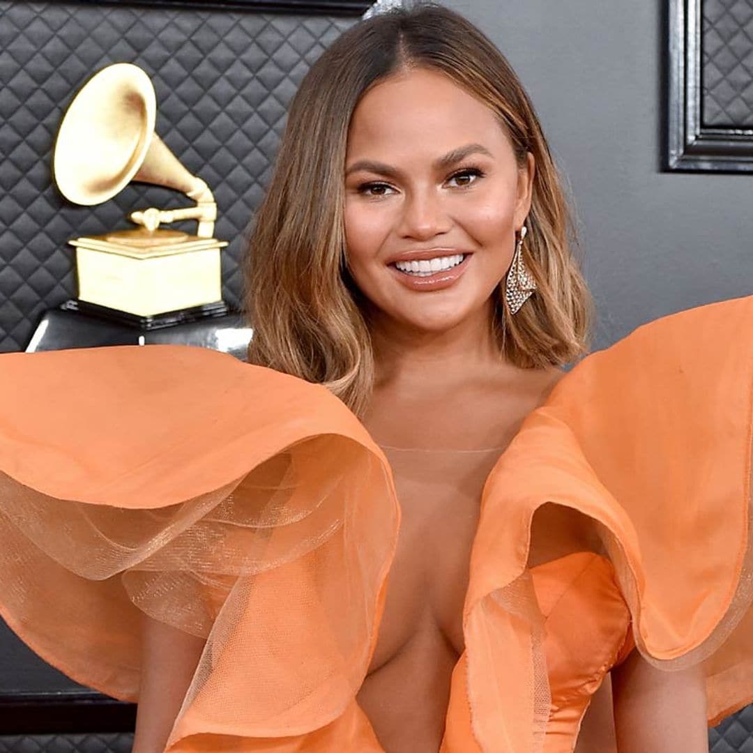 Chrissy Teigen explica divertida los motivos por los que va a operarse el pecho