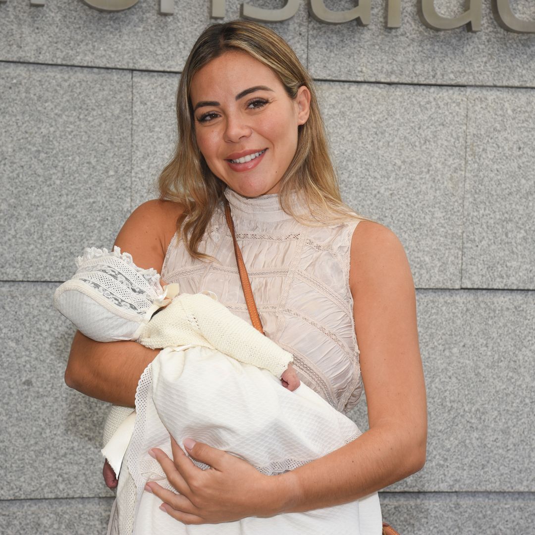 Las lágrimas de emoción de Alba Silva a la salida del hospital con su hija en brazos