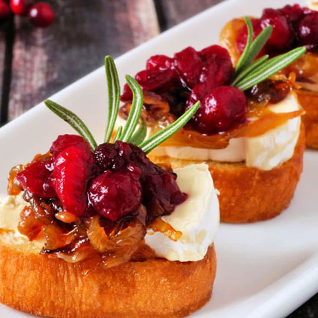 'Crostini' con arándanos, queso brie y cebolla caramelizada