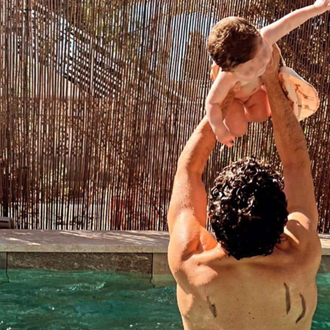 Jaime Lorente muestra el primer chapuzón en la piscina con su hija Amaia