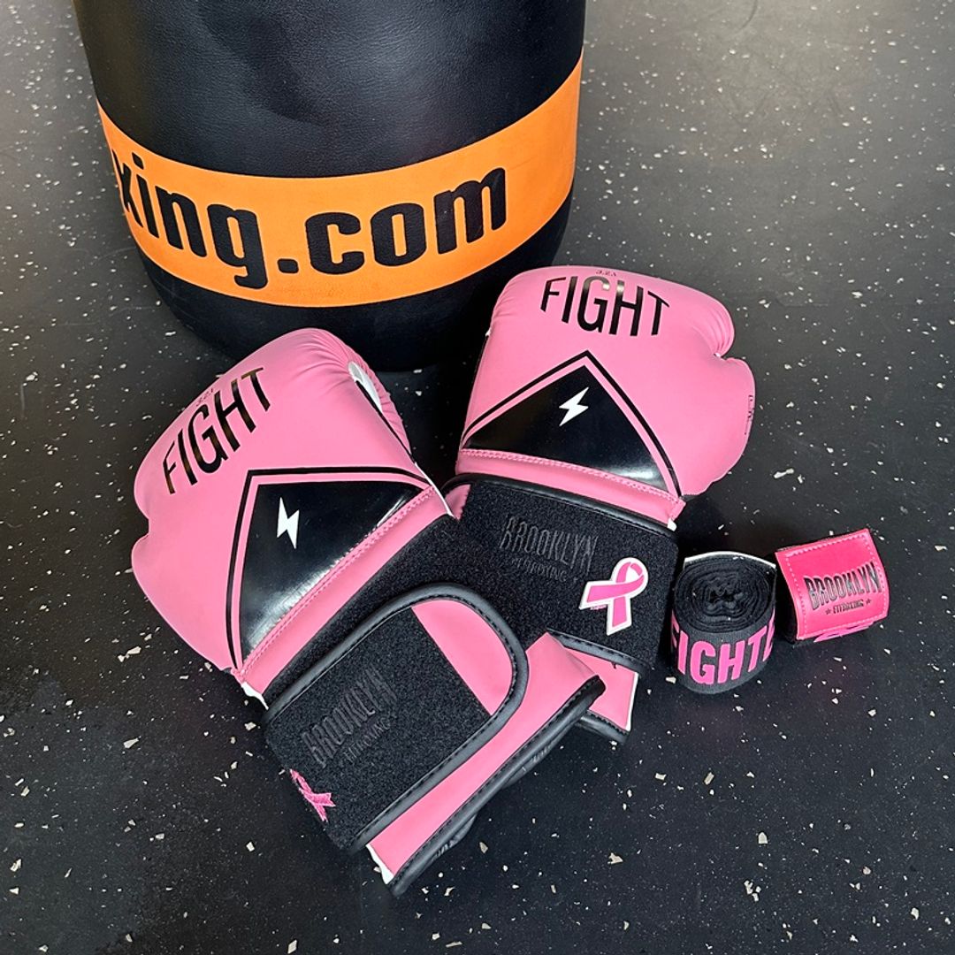 Guantes rosas de Brooklyn Fitboxing por el cáncer de mama