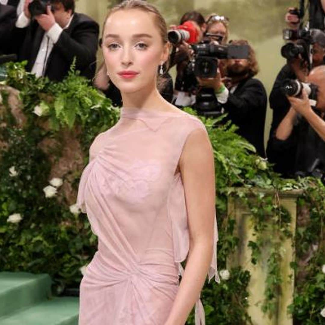 Phoebe Dynevor, la primera en llevar un diseño de Victoria Beckham al MET Gala