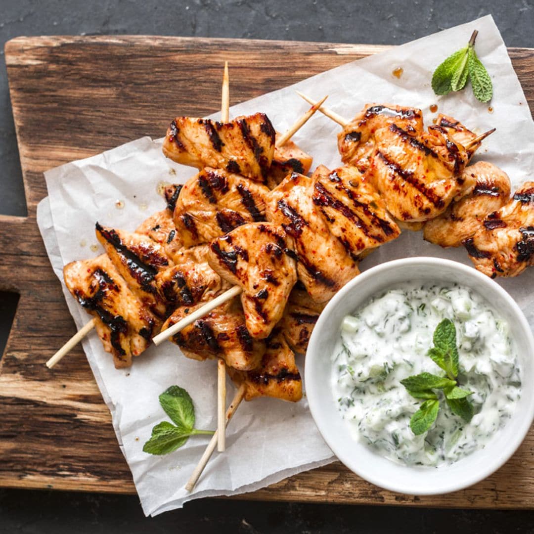 Brochetas de pollo con salsa 'tzatziki'