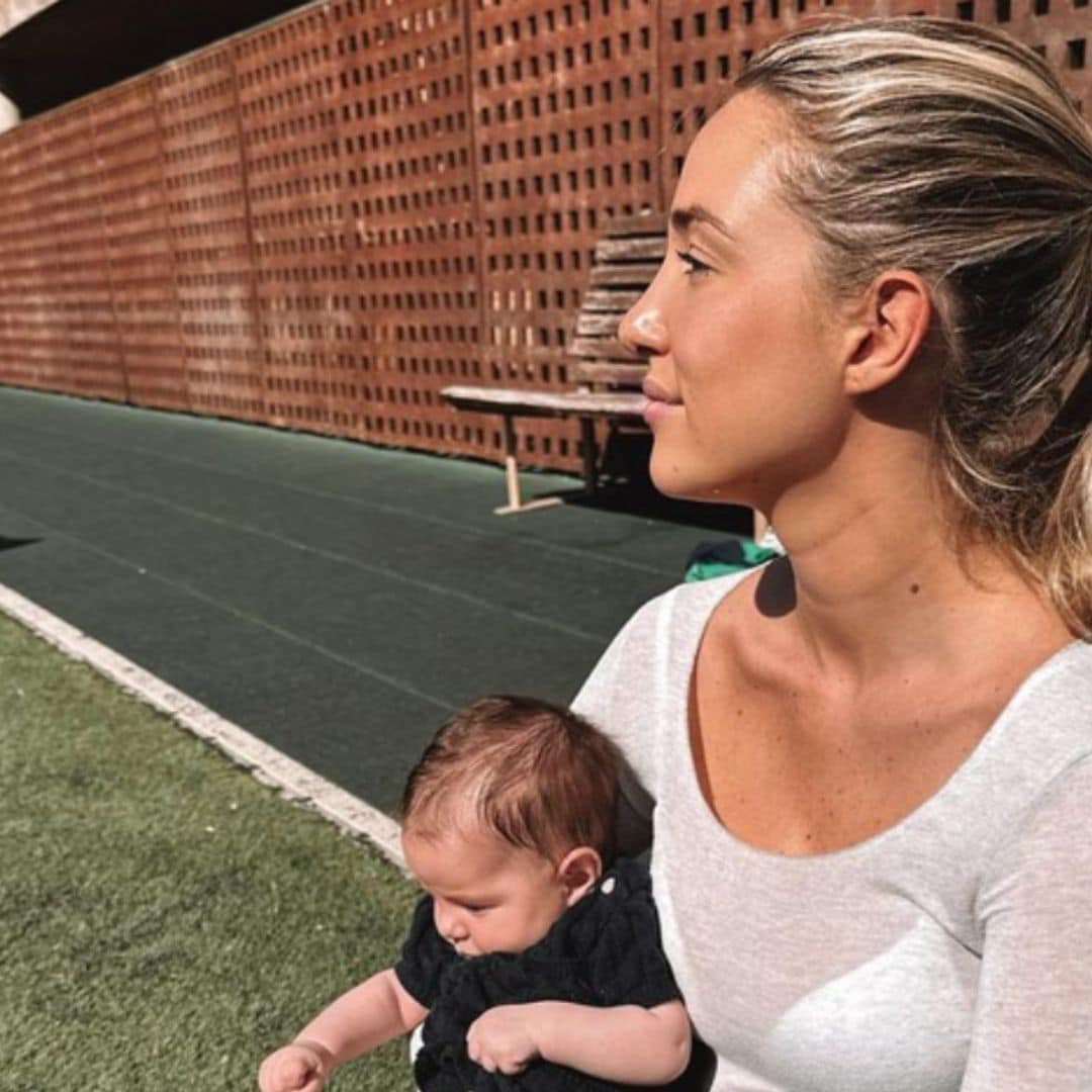 Las imágenes más divertidas de Alice Campello asistiendo con Bella al partido de fútbol de sus hijos