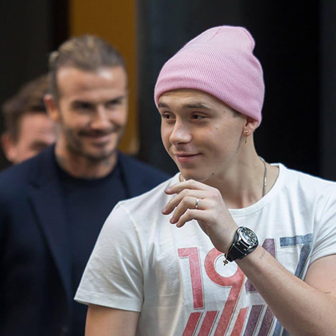 Brooklyn Beckham se lleva al trabajo a su mejor compañero de equipo