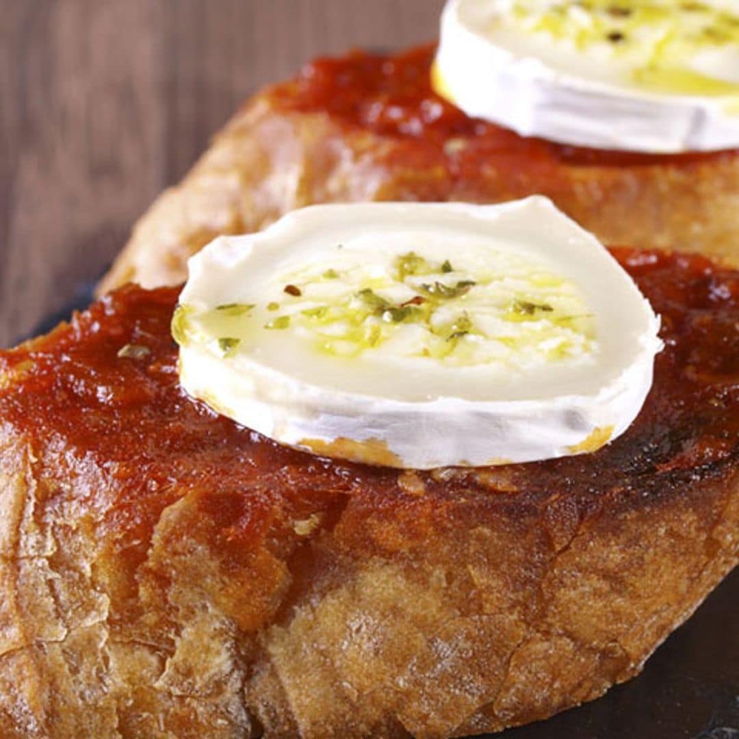 Montadito de sobrasada con miel y queso de cabra