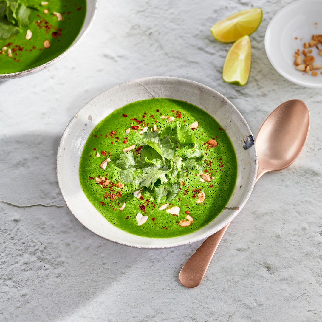 Sopa vegana de espinacas con leche de coco