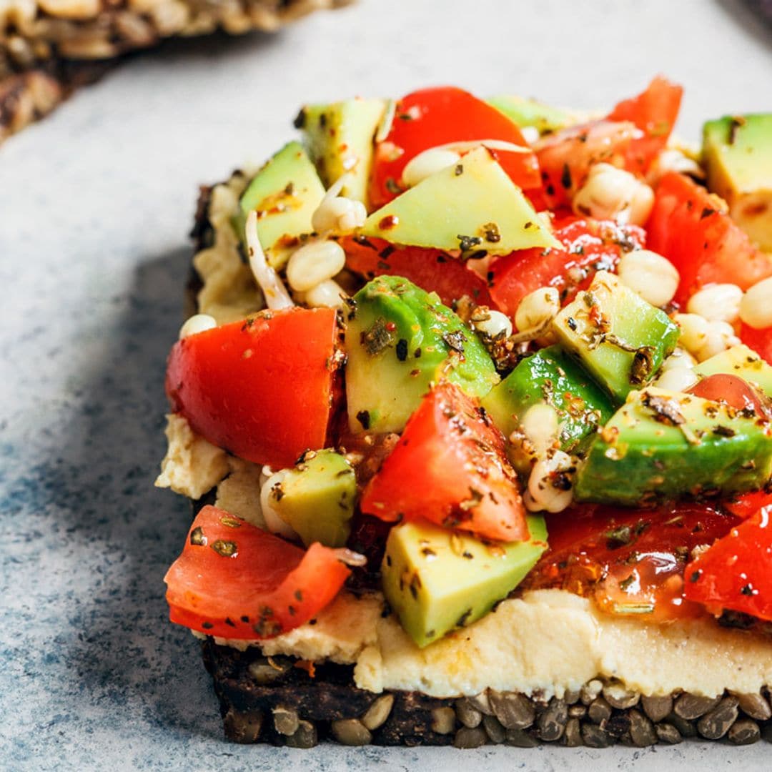 Tostada de 'hummus', aguacate y tomate