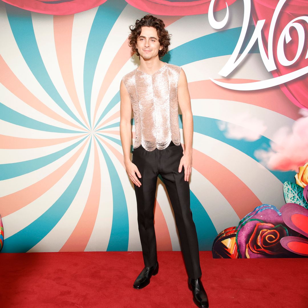 Timothée Chalamet con top transparente presentando 'Wonka'