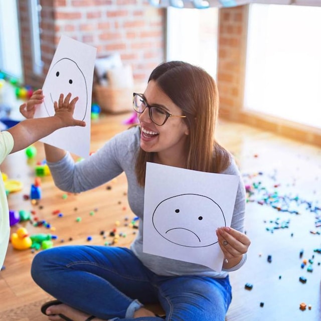 educadora ense ando dibujos con emociones a ni a