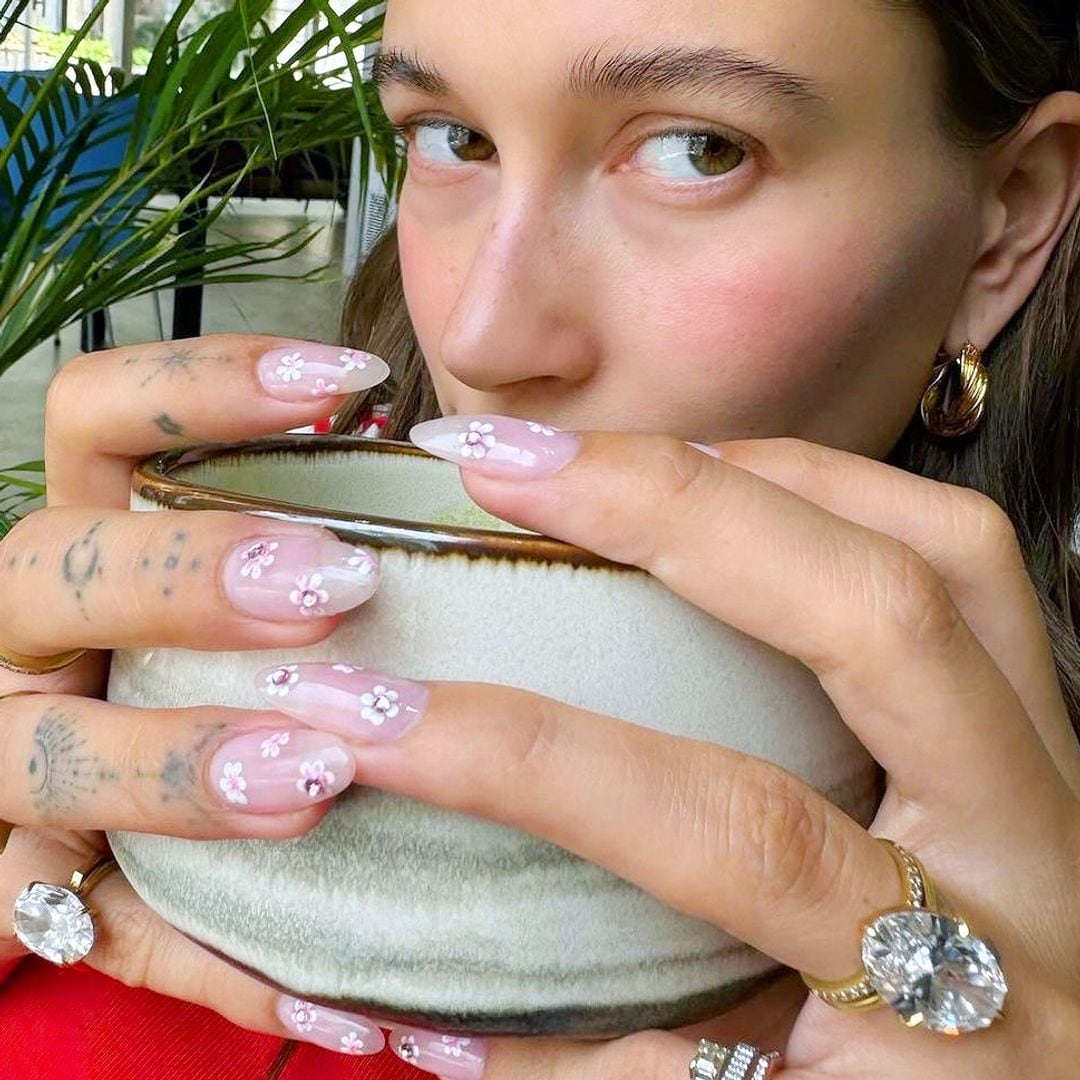 Hailey Bieber y su manicura de flores