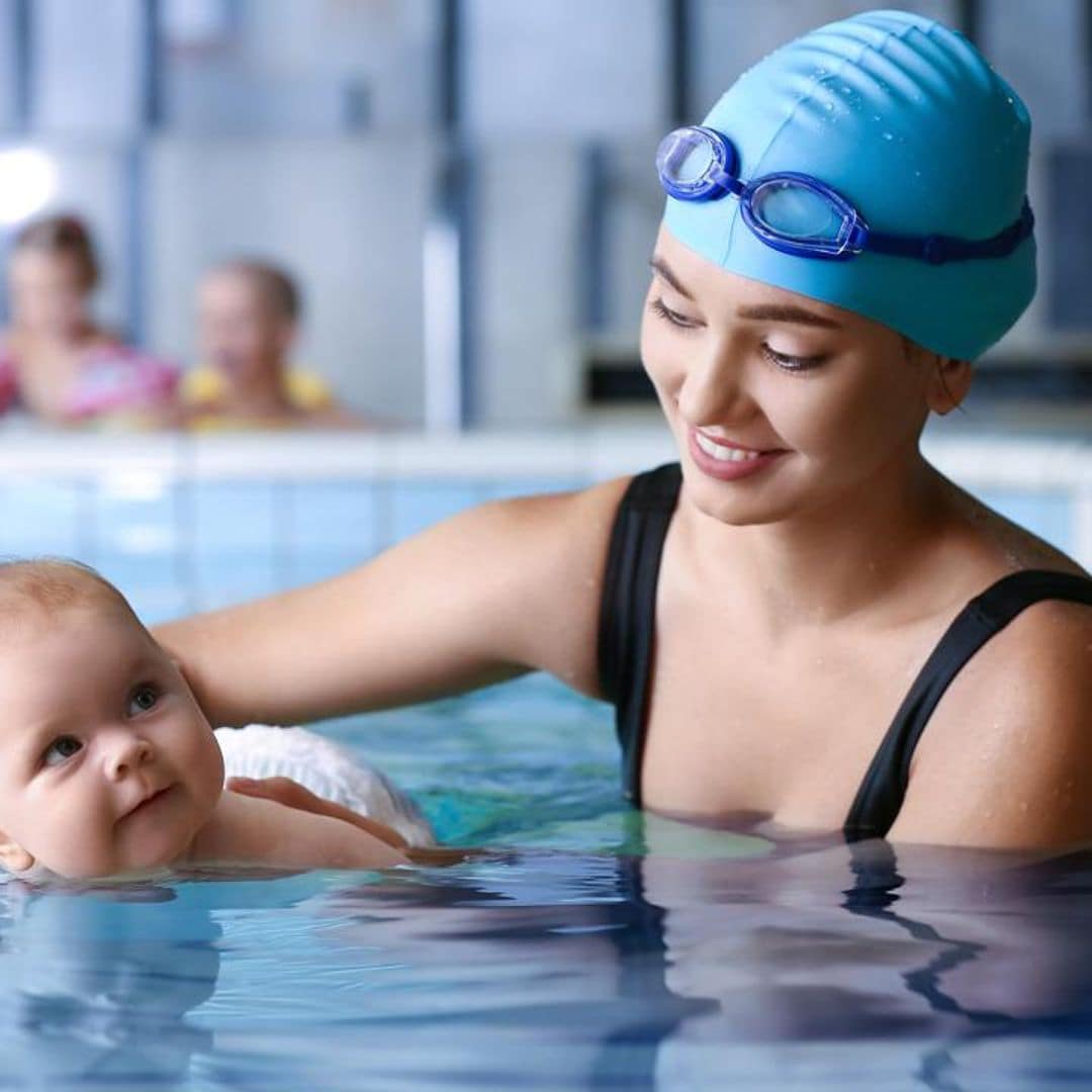 beb con mam en el agua en la piscina