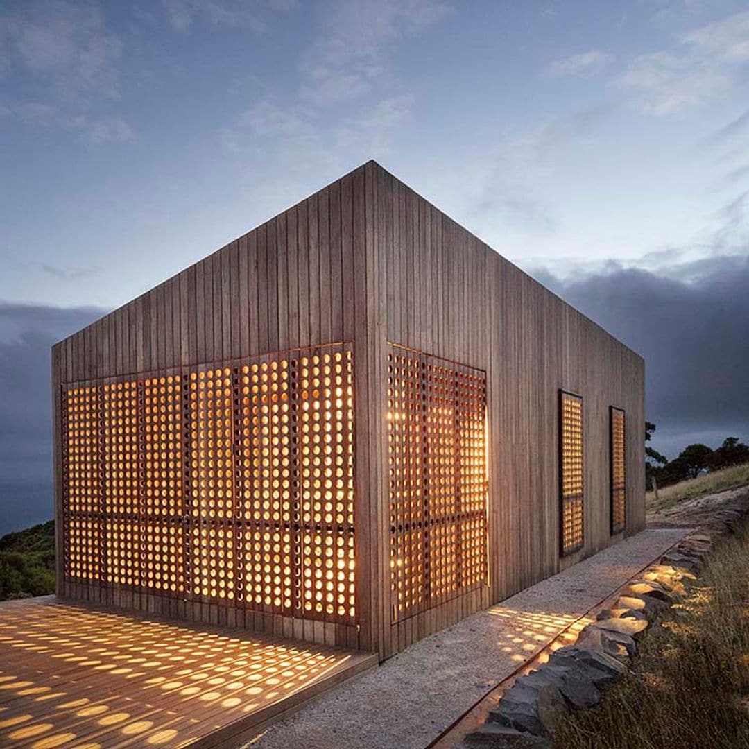 Una casa de madera bajo las estrellas concebida como una caja de luz