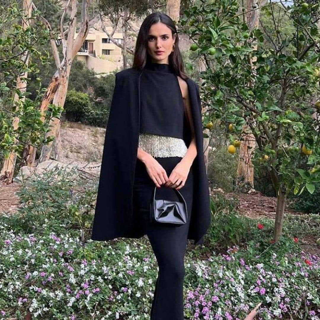 Blanca Padilla desafía las normas con un conjunto de capa y flecos brillantes 'made in Bilbao'