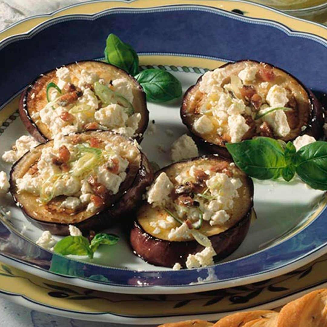 Canapés de berenjenas fritas con queso de oveja