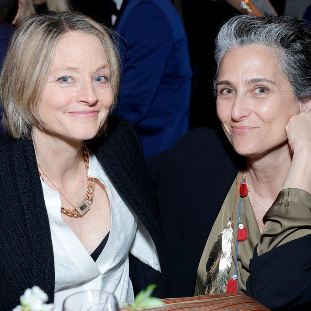 Jodie Foster y su pareja Alexandra Hedison celebran su noveno aniversario de boda sobre la alfombra roja