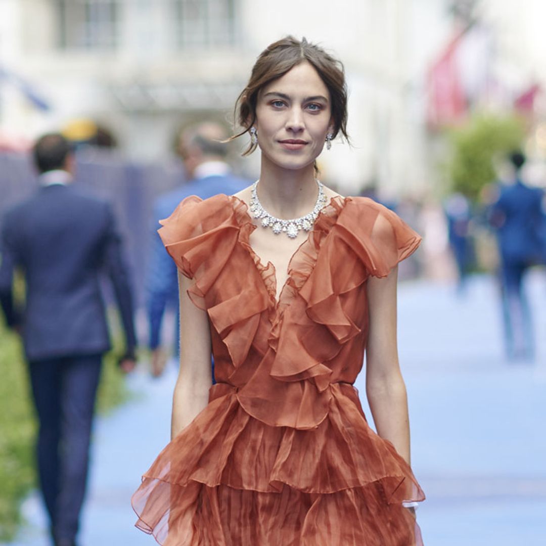 El poderoso regreso de Alexa Chung sobre la alfombra azul de Londres