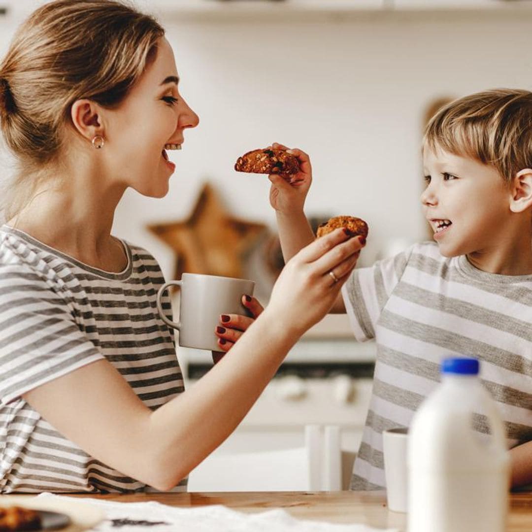 madre e hija desayunando