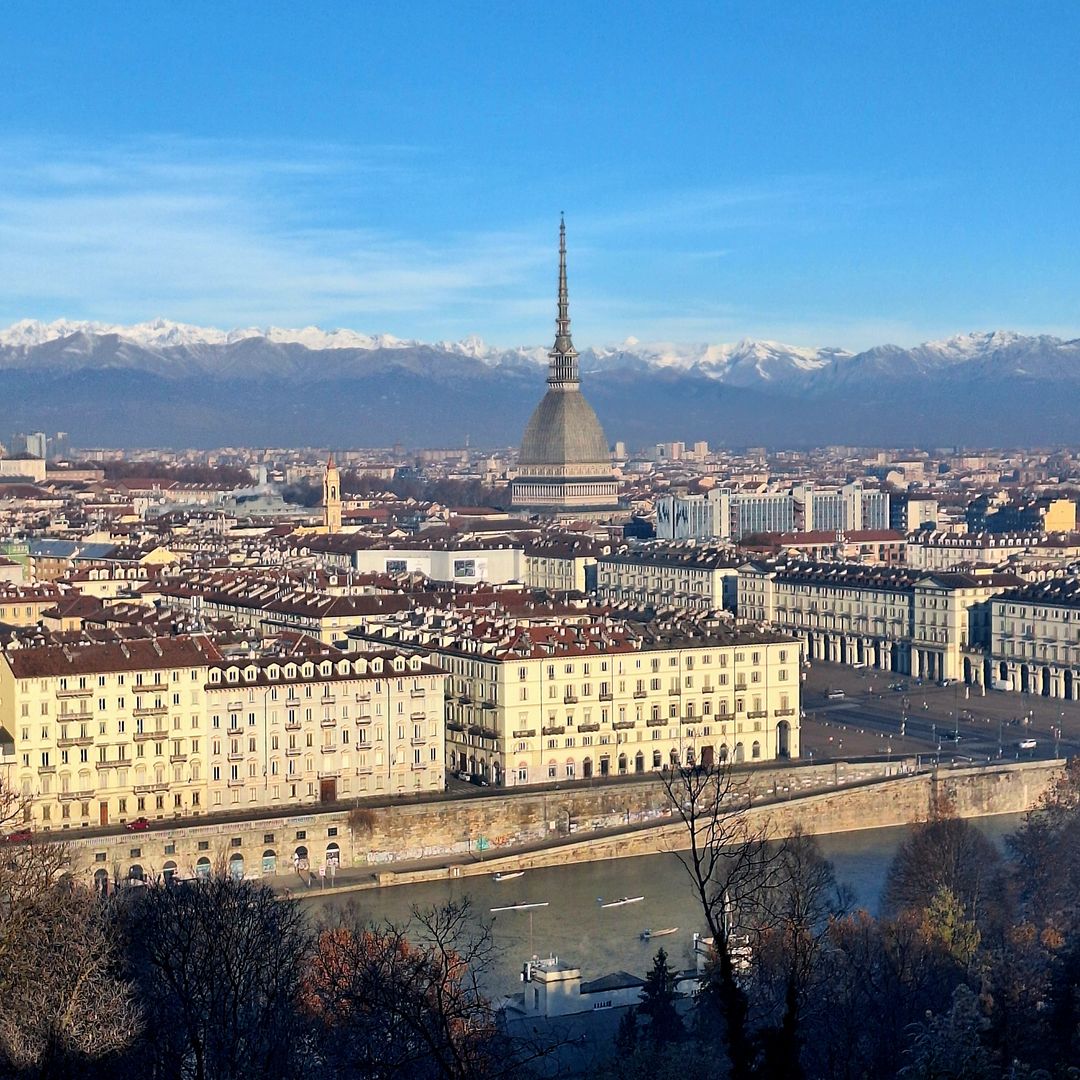 Turin, con la Mole Antonelliana, los Alpes y el río Po.