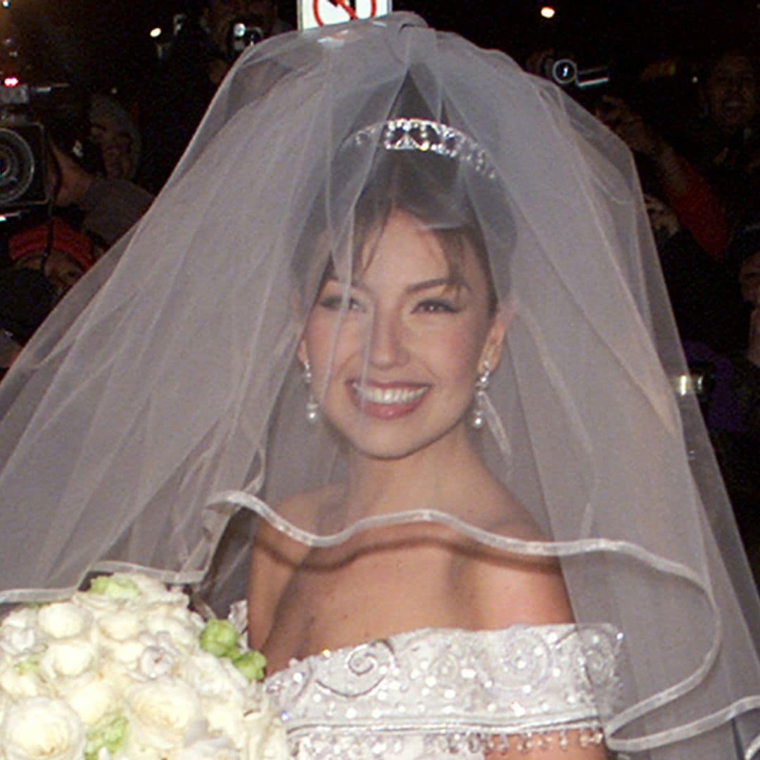 El diseñador del vestido de novia de Thalía revela los secretos detrás del inolvidable traje